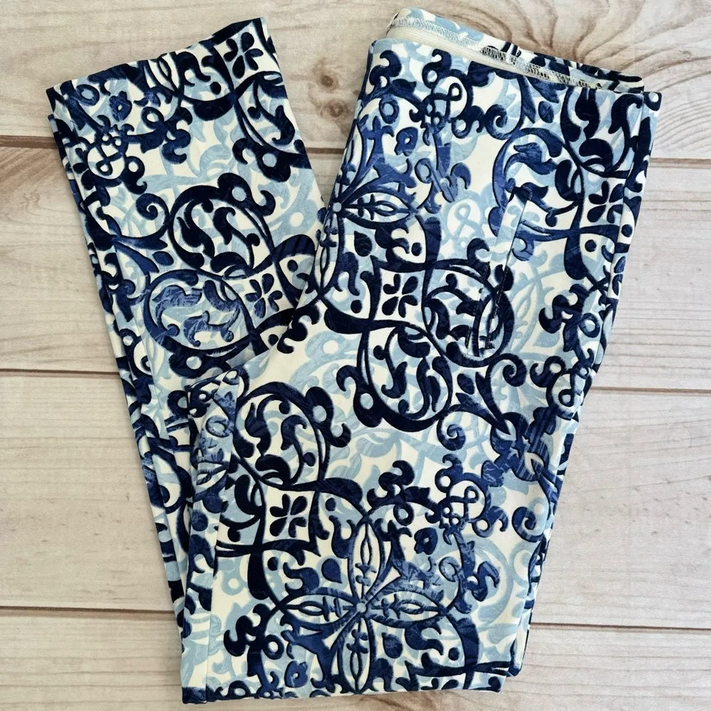 Chico’s Blue Fleur de Lis Patterned Slim Leg Knit Pull On Ankle Pants Size .5/6 - Image 3