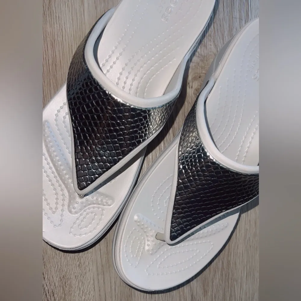 Crocs 🖤🩶🩶 Monterey Metallic Gray Wedge Flip Shoes Sandals Women’s US Size 11 - Image 5