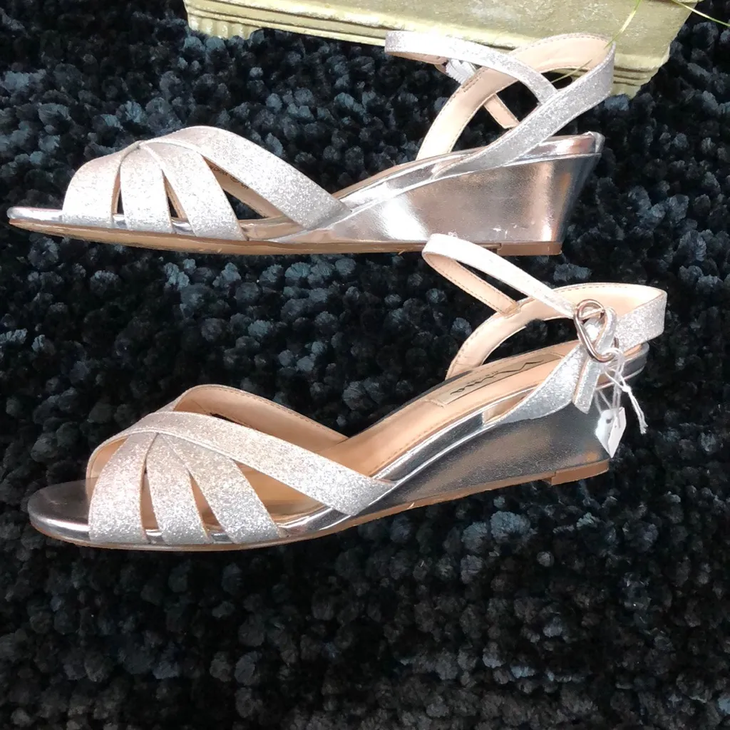 Size 6 Silver 1.5 inch wedge - Image 2