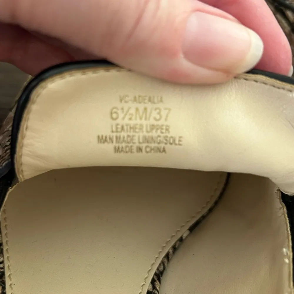 Vince Camuto 6.5 leather stacked heel shoes. - Image 5