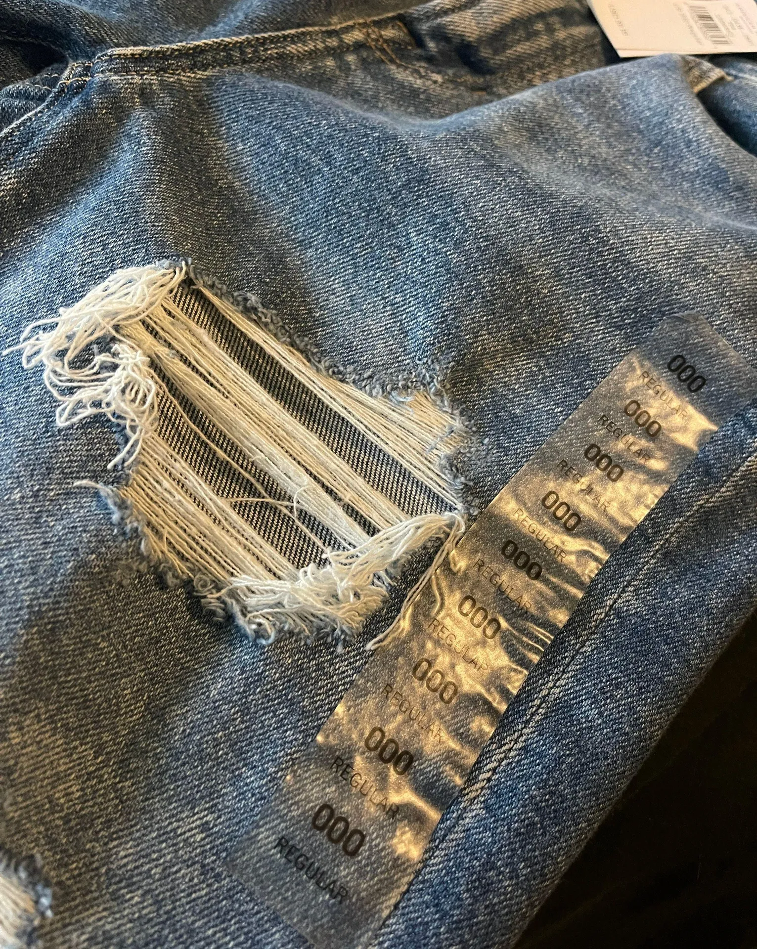 American Eagle high rise mom jean - Image 4