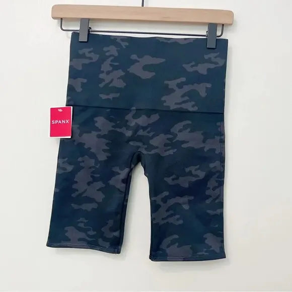 NWT SPANX Look At Me Now Bike Shorts in Black Camo Medium‎ - Image 5
