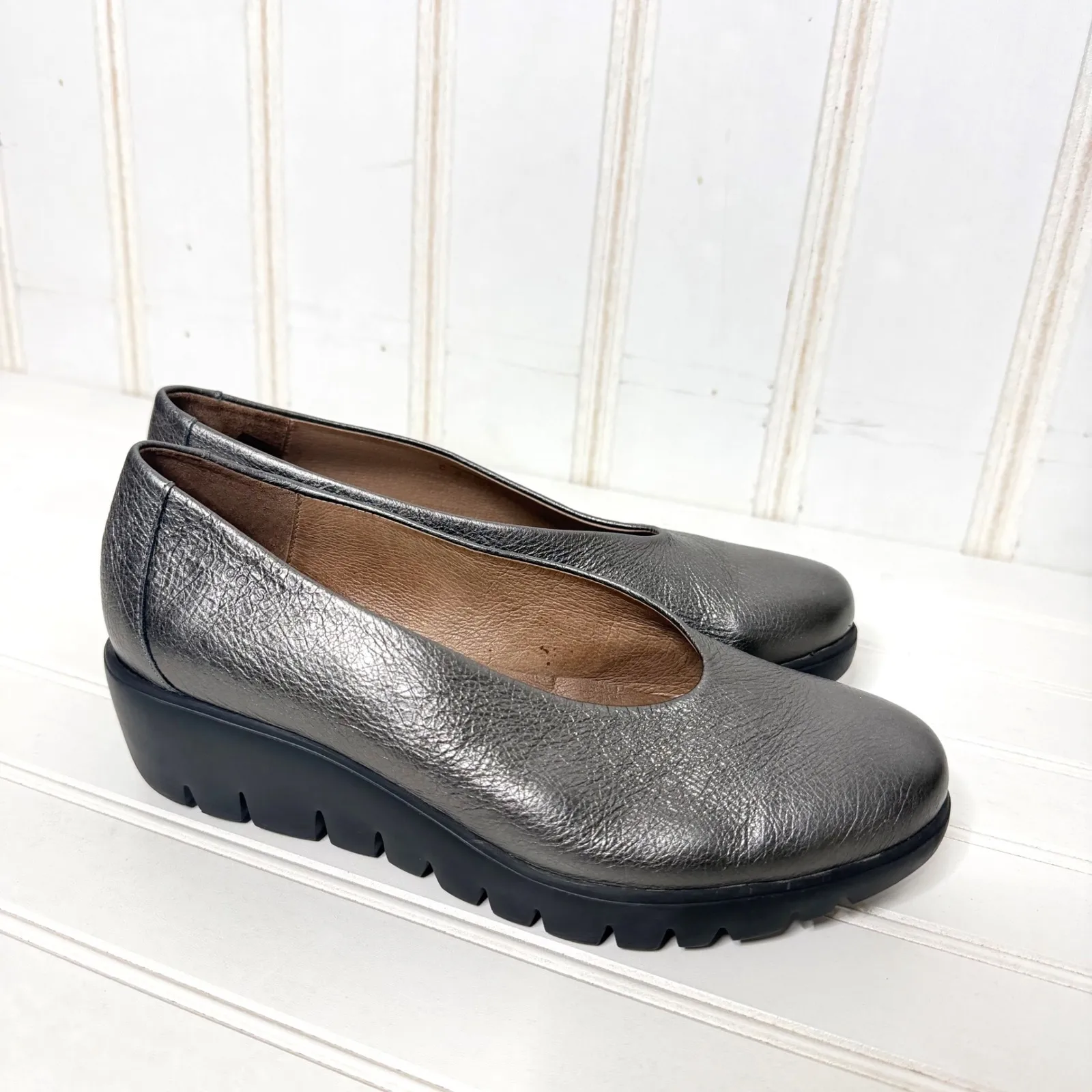 Wondersfly Metallic Pewter Leather Wedge Slip On Shoes Women Size 8.6 Silver - Image 2