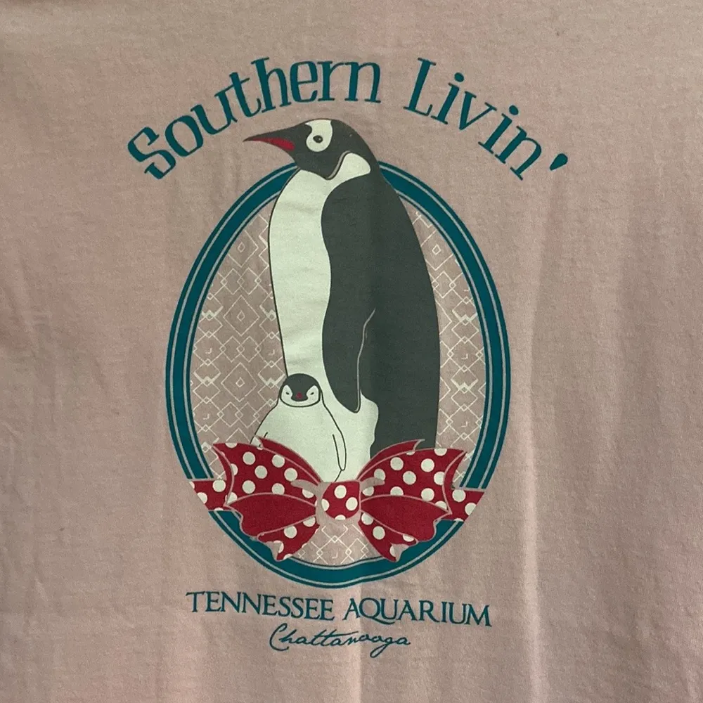 Gildan Tennessee Aquarium pink logo womens T-shirt size M - Image 7