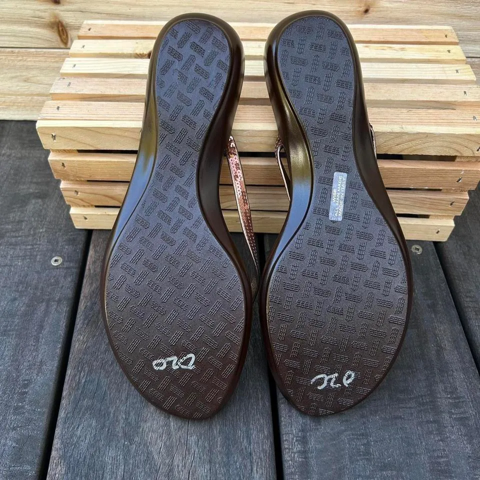 NWT New Italian Shoemakers Tan Brown Flat Sandals Flip Flops Gold Sequin Detail - Image 3