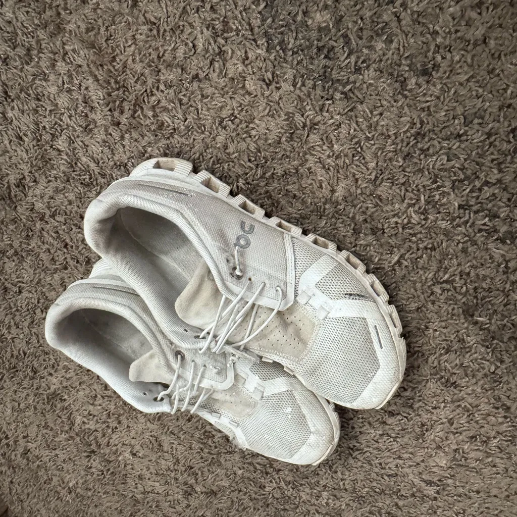 On Clouds Women's White Athletic Shoes Size 9 - Image 5