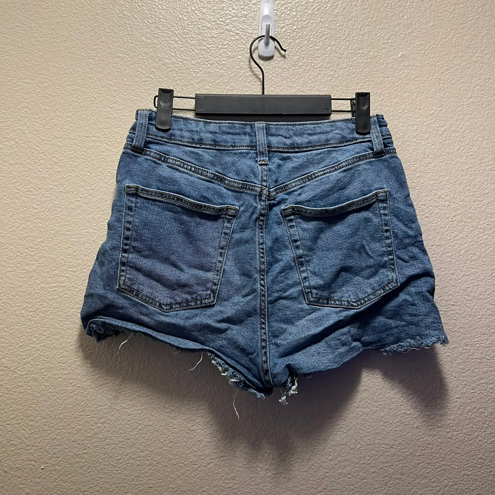 Wild Fable High Rise Mom Shorts Medium Wash Booty Shorts Frayed Cut Off Size 8 - Image 7