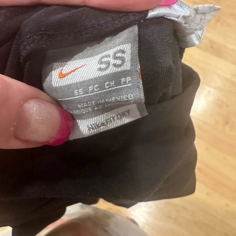 Nike dri fit size small short never worn - Image 3