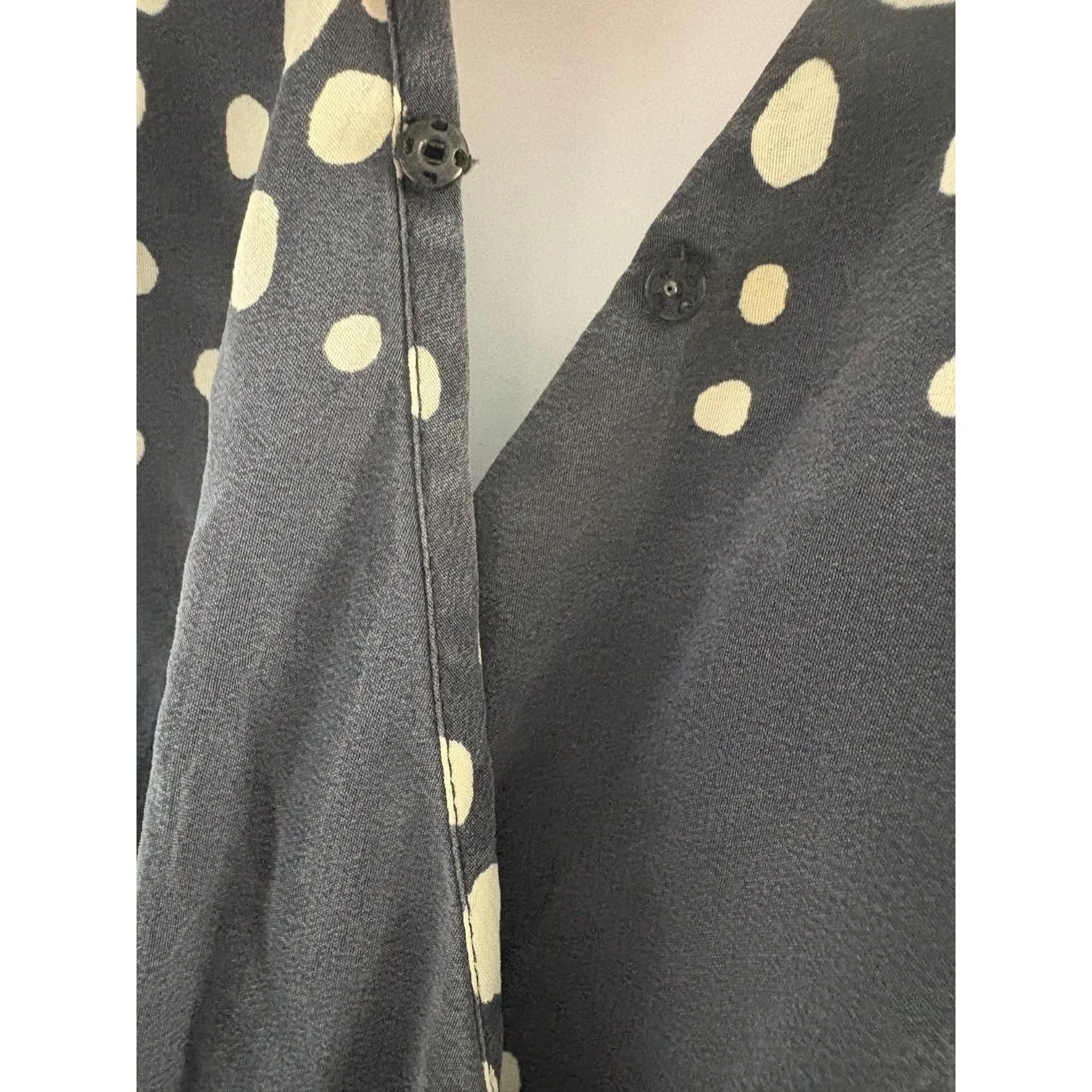 Charlie Jade Silk Romper Size Small Gray White Artsy V-Neck Side Zip Pockets - Image 8