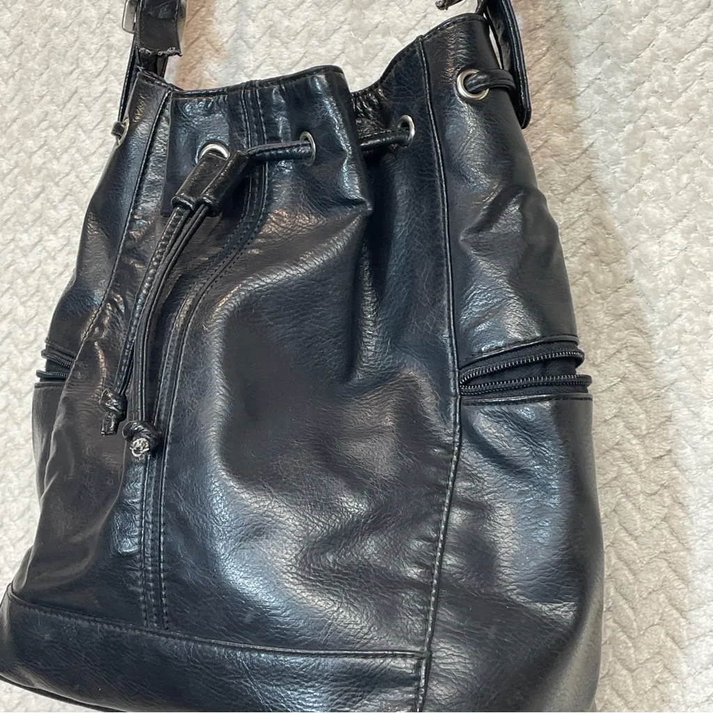 Vtg First Issue Liz Claiborne Drawstring Bucket Bag Black Faux Leather 90s 80s - Image 6