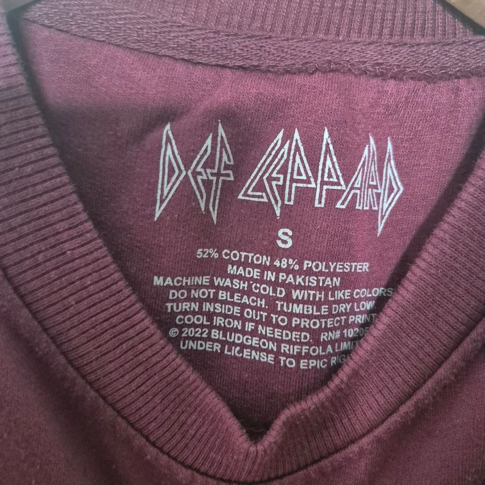 Def Leppard Burgundy Graphic Pullover Crewneck Sweatshirt Size Small Red - Image 3