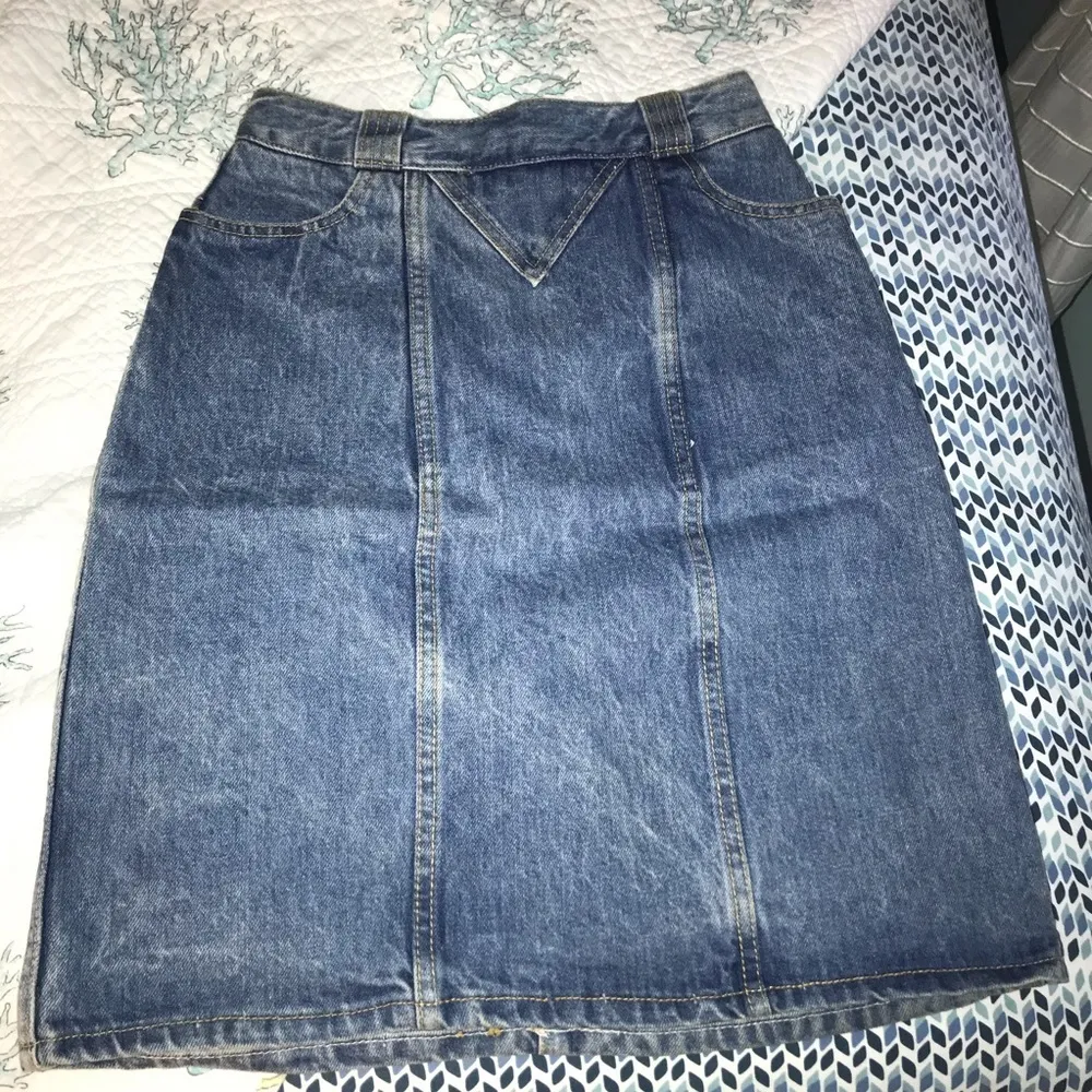 NWT VINTAGE GUESS DENIM SKIRT - Image 2