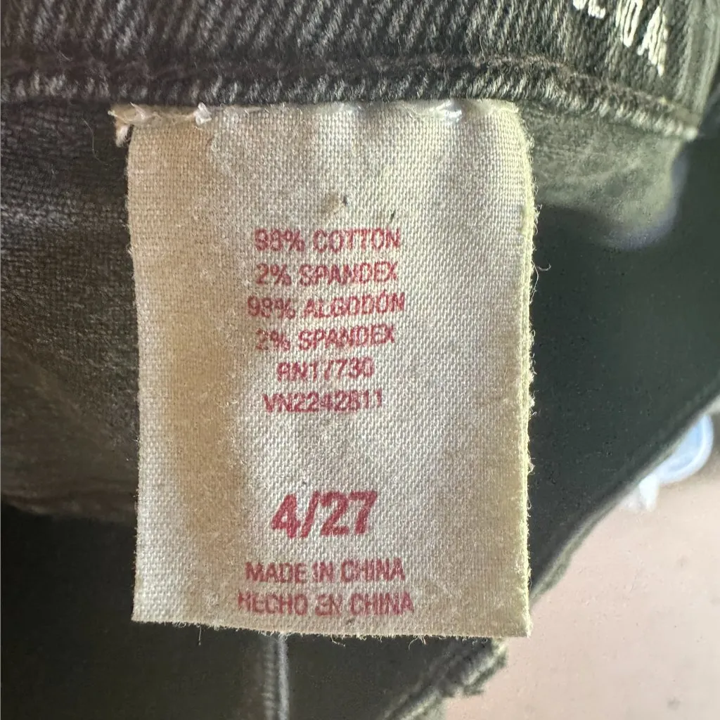 Mossimo Supply Co Women's Gray Wash Denim Distressed High Rise Mom Jean 4/27 Size undefined - Image 6