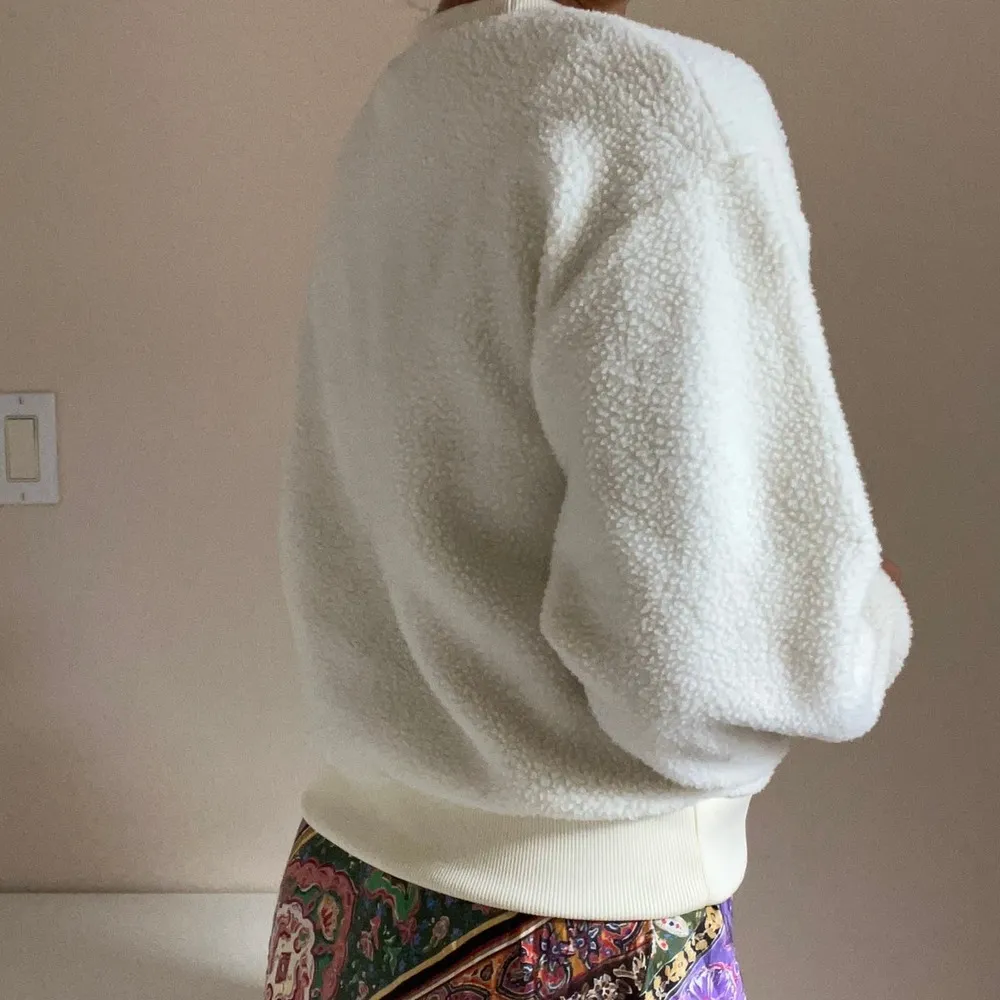 Levi’s Women’s Cream Sherpa Crewneck Sweatshirt Size XS - Image 10