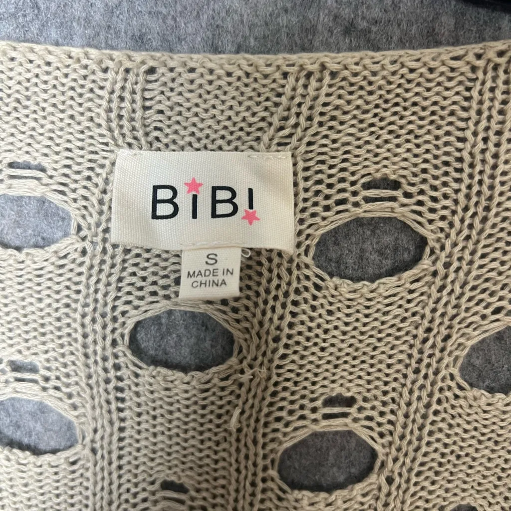 BiBi Woman Size Small Boho Perforated floral‎ appliqued oversize Sweater oatmeal Tan - Image 2