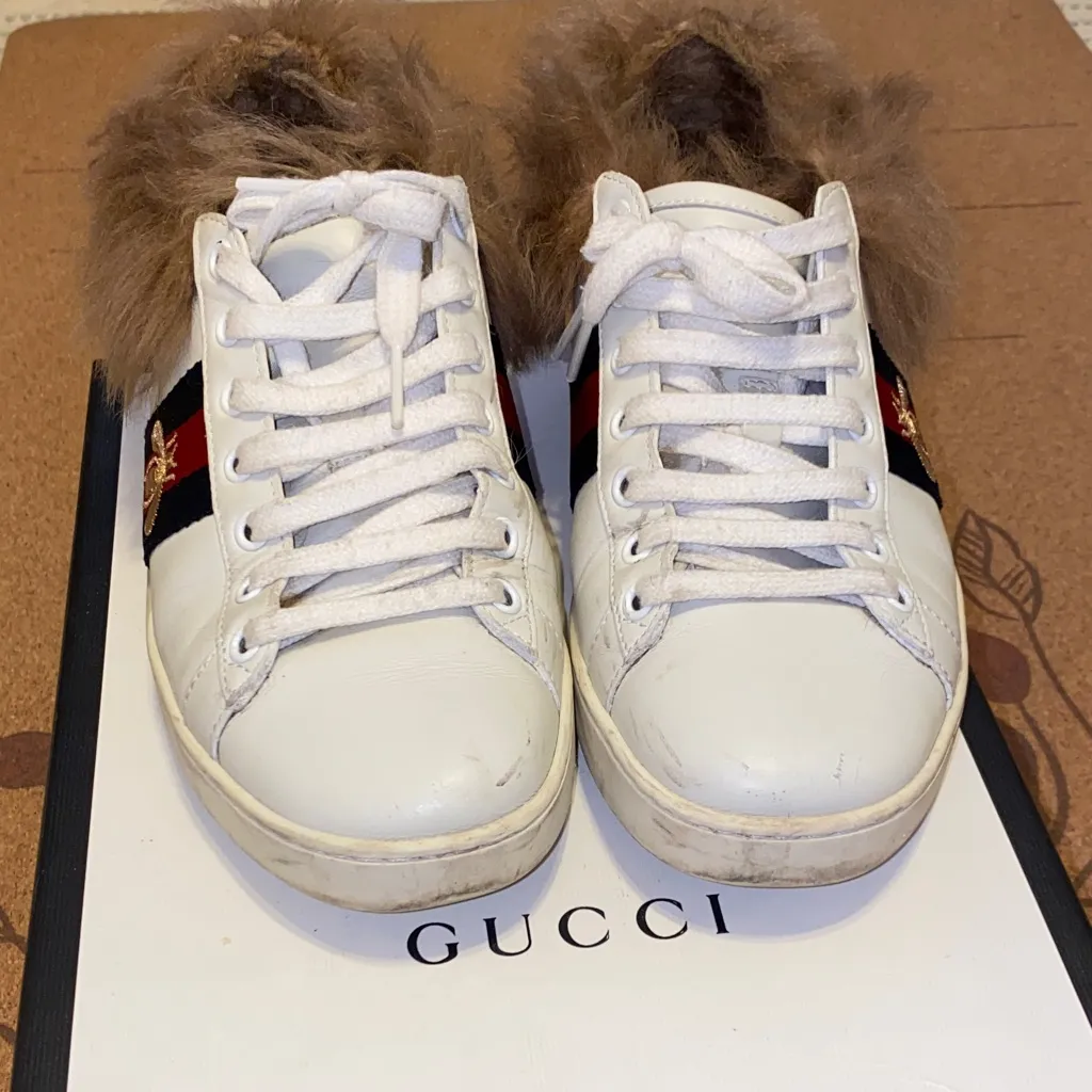 Gucci  White Sneakers with Brown Fur Trim - Image 3