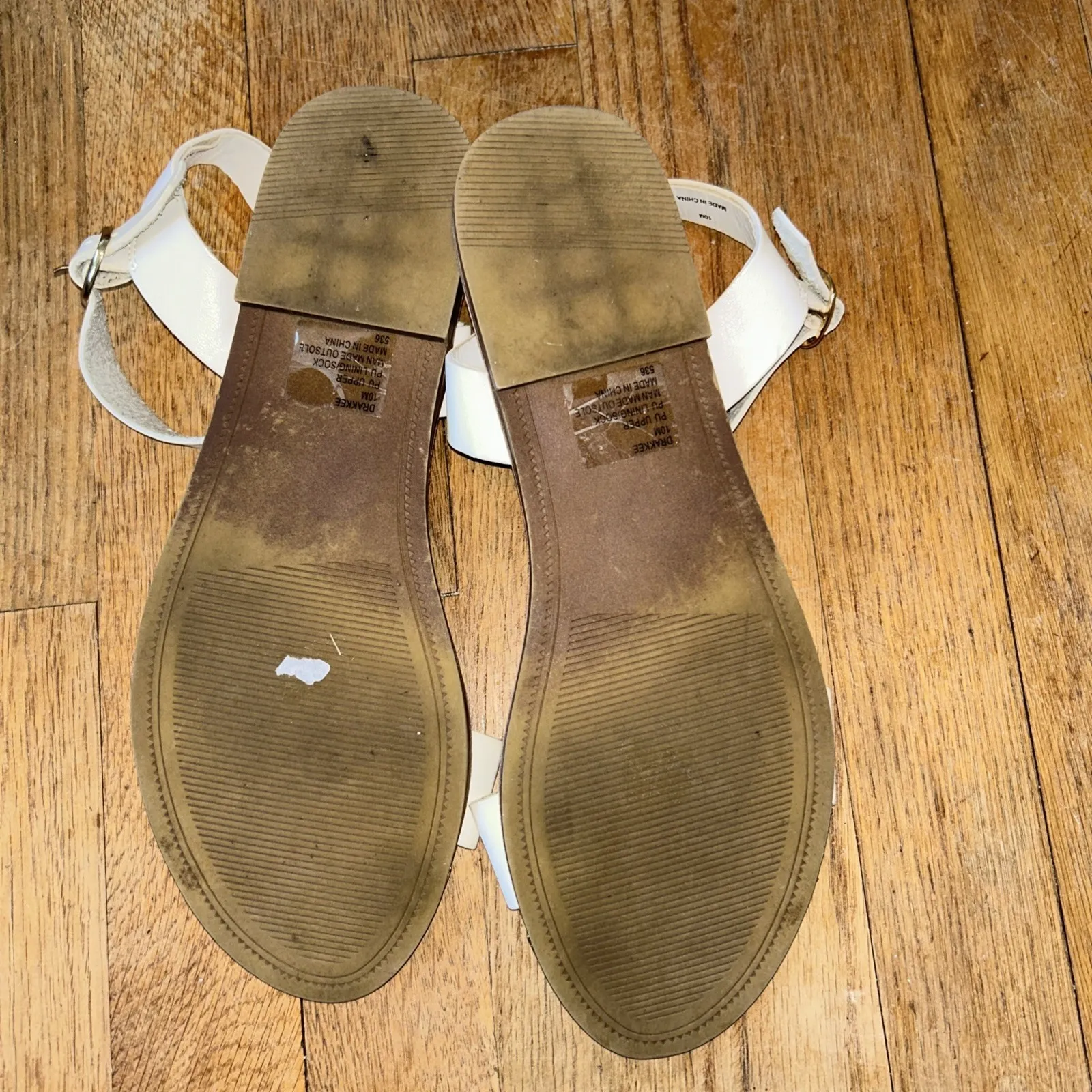 Women's Steve Madden DONDDI Sandals White Leather Sandals 10 Gold‎ Hardware - Image 5