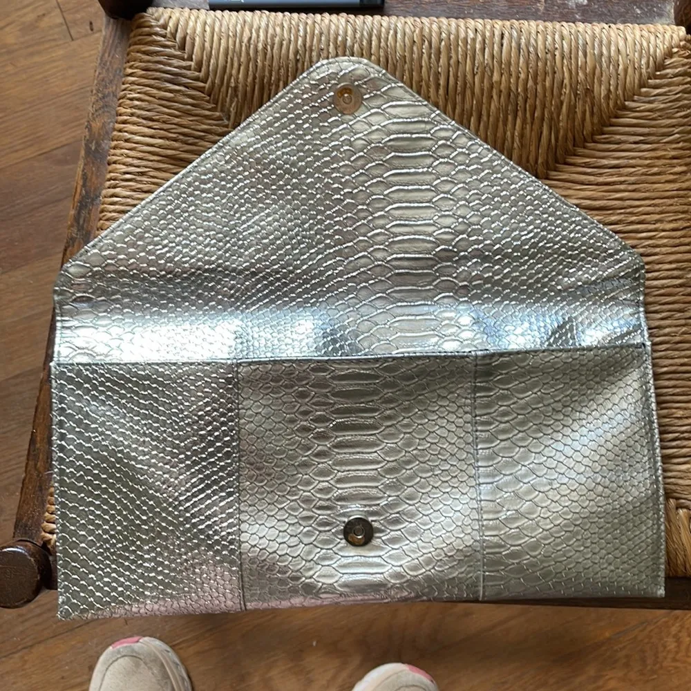 Urban Expressions Alligator Clutch Silver - Image 3