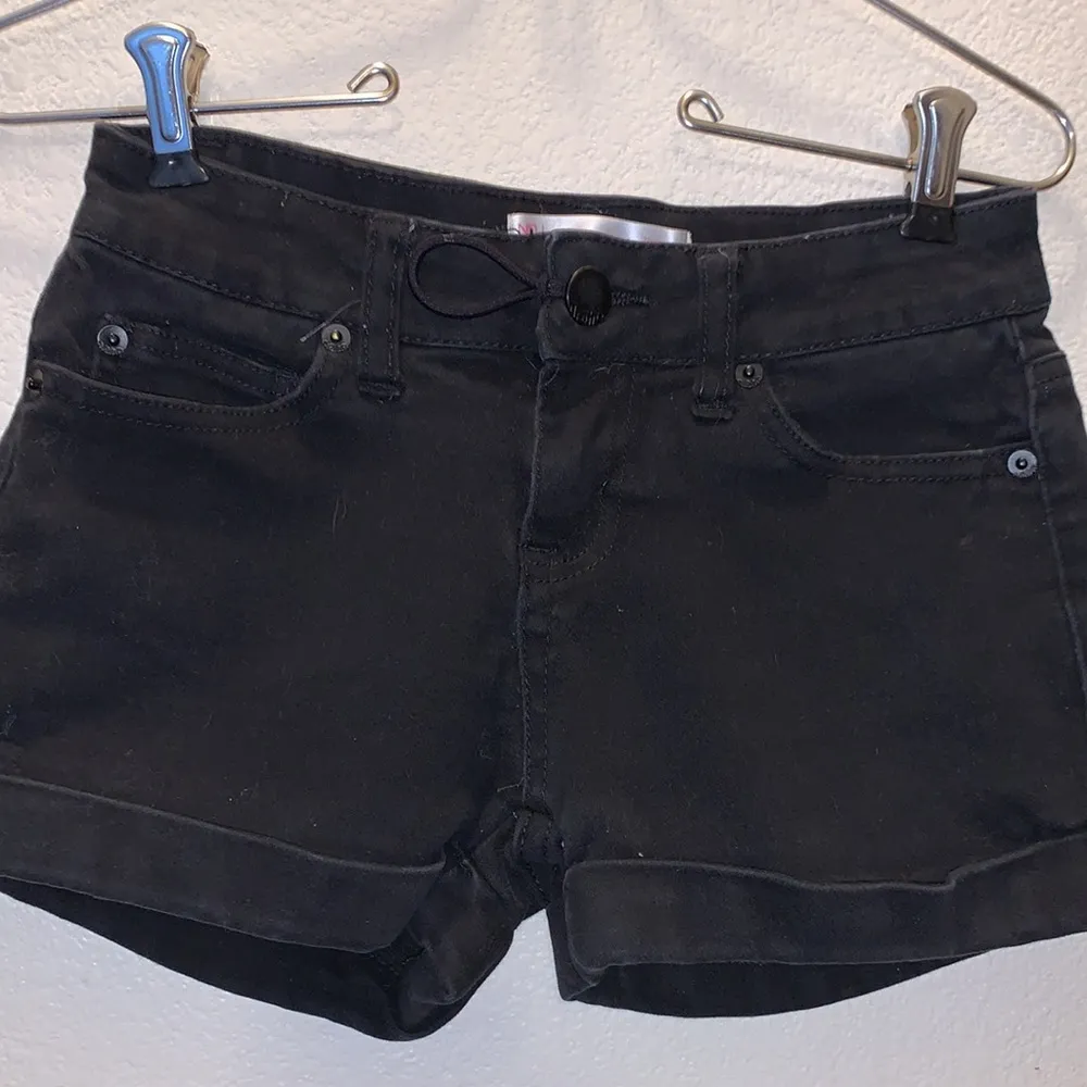 No Boundaries  black stretchy jean shorts - Image 2