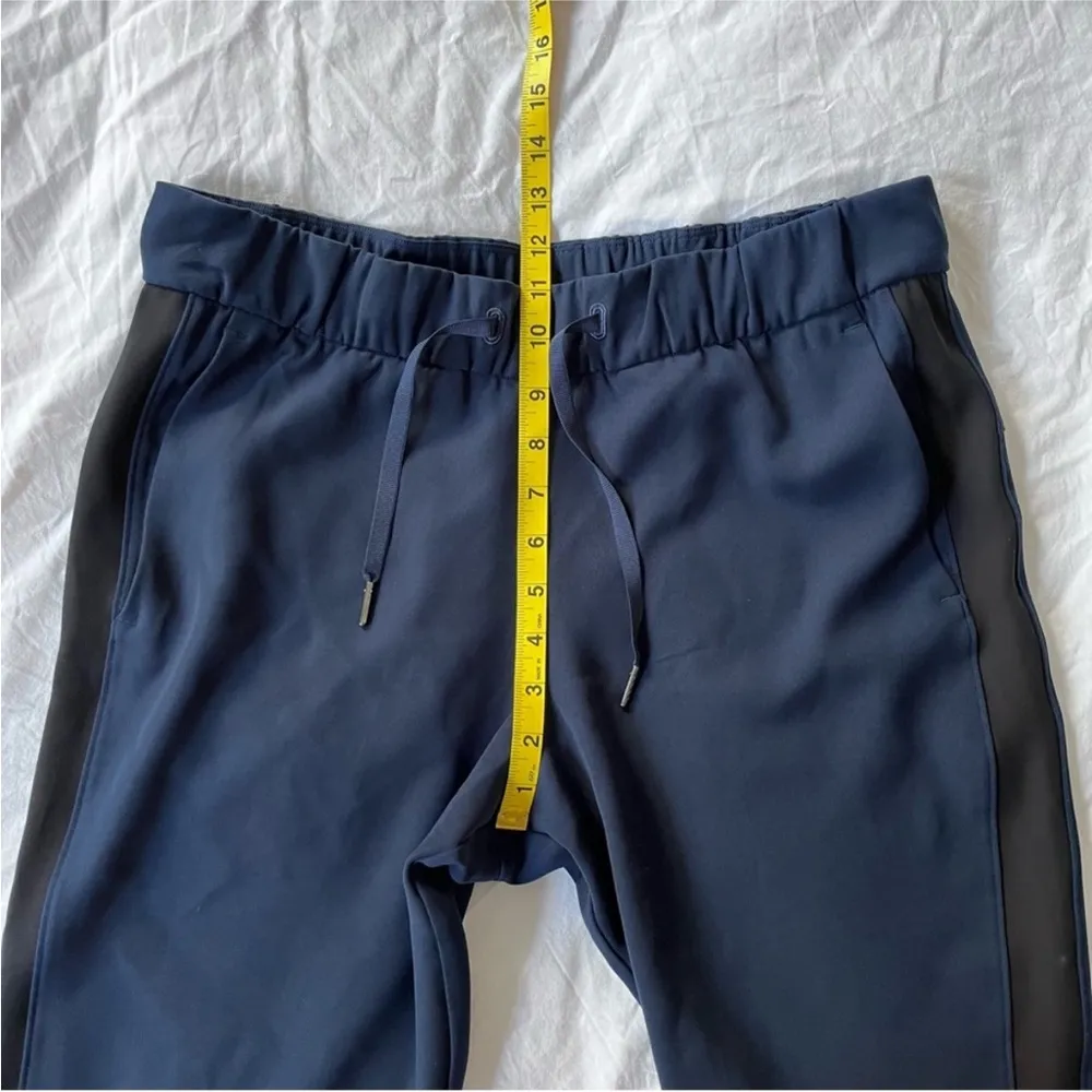 Lululemon On The Fly Woven Track Black Stripe Pant in True Navy, Size 10 - Image 12