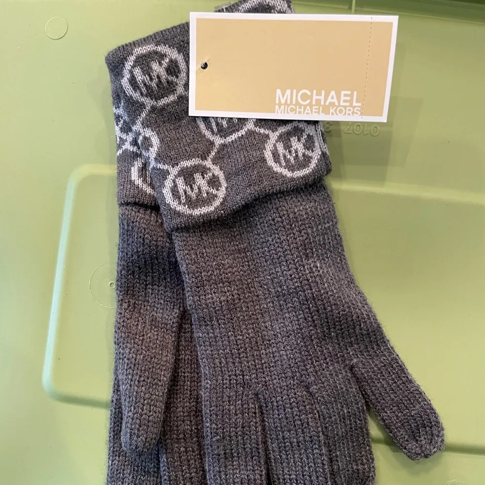 Michael Kors Argyle MK Logo Monogram Knit Gloves Charcoal Gray NEW - Image 2