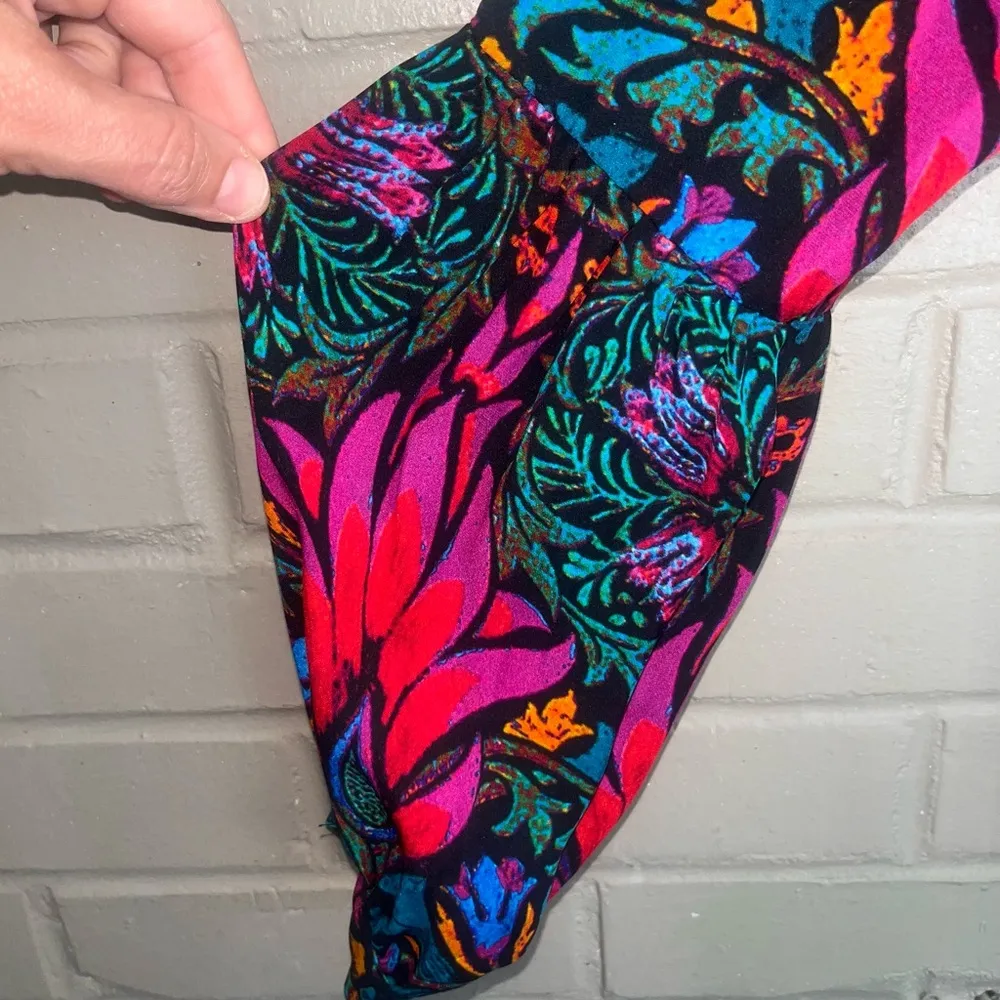 Nicole Miller Artelier Pink Floral Silk Blouse S Amazonian Print - Image 3