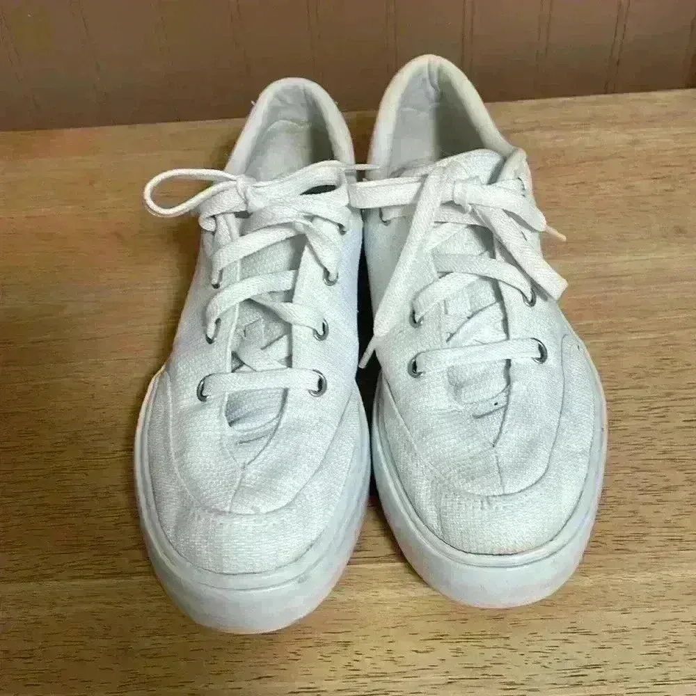 Nike Court  Non-Marking Women White Canvas Sneakers; size 9 - Image 2