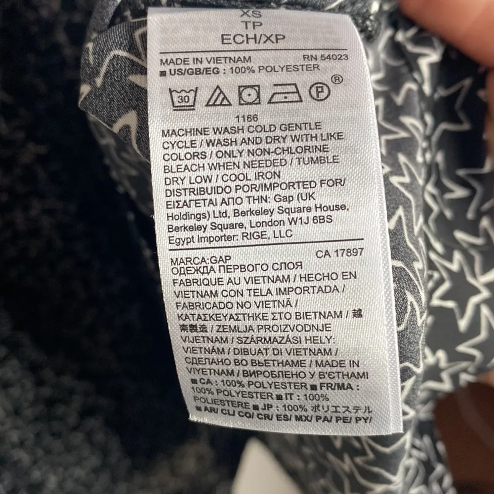 Gap black star printed sleeveless drapey top size XS - Image 10