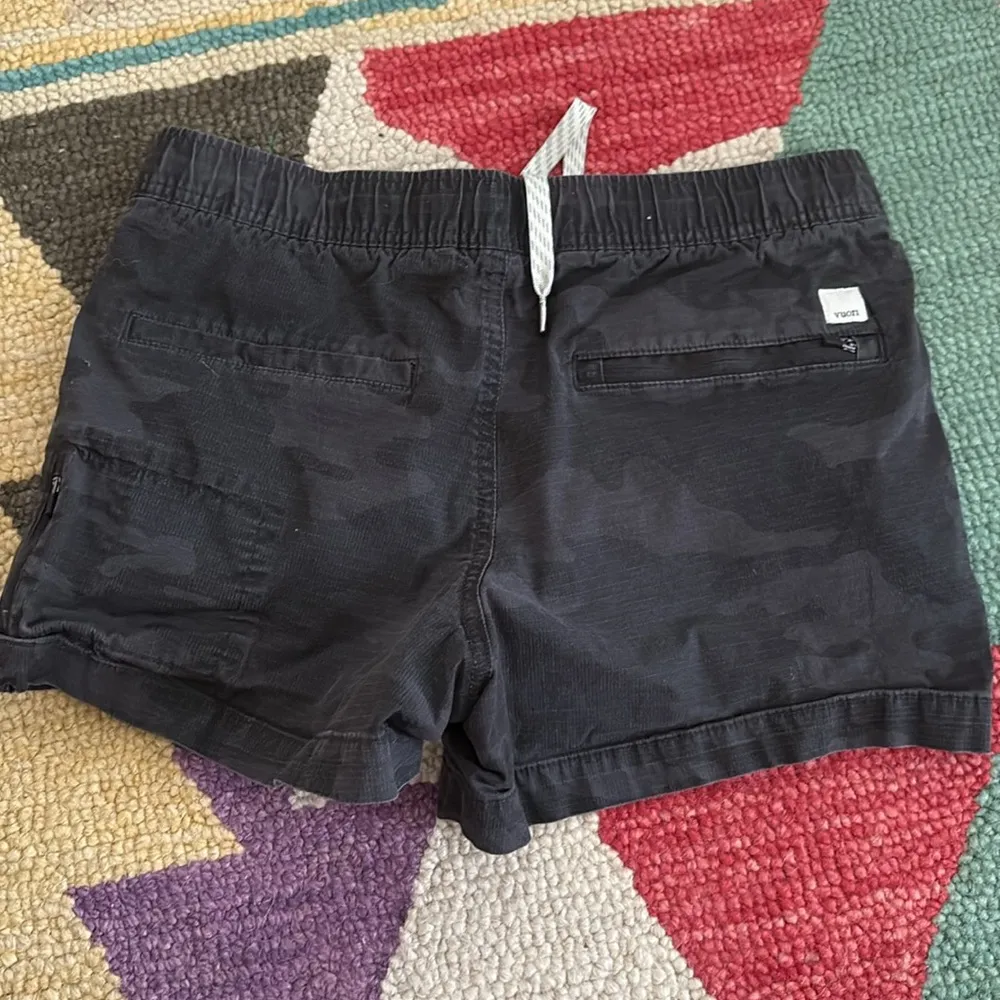 Vuori Ripstop Camo Black Shorts size x-small - Image 4
