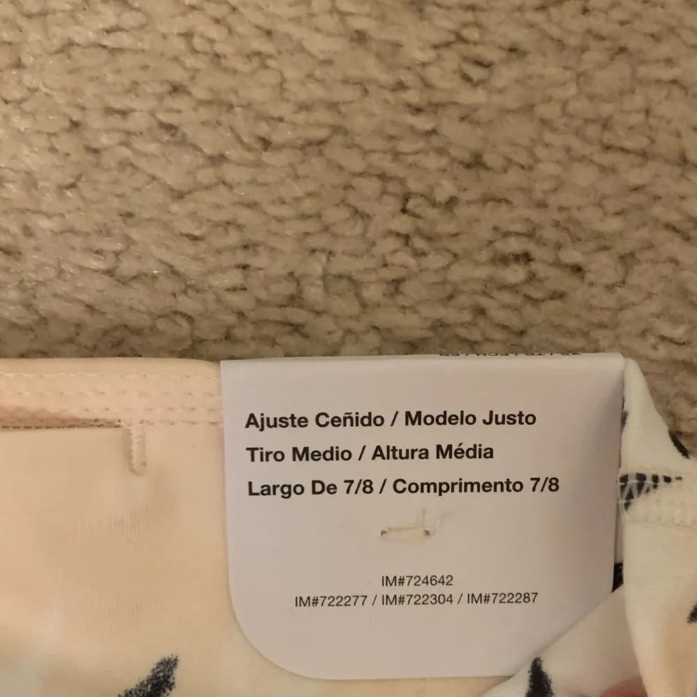 NWT XS  One Luxe High-Rise Leggings 7/8 Length Tan, Black, and White - Image 3