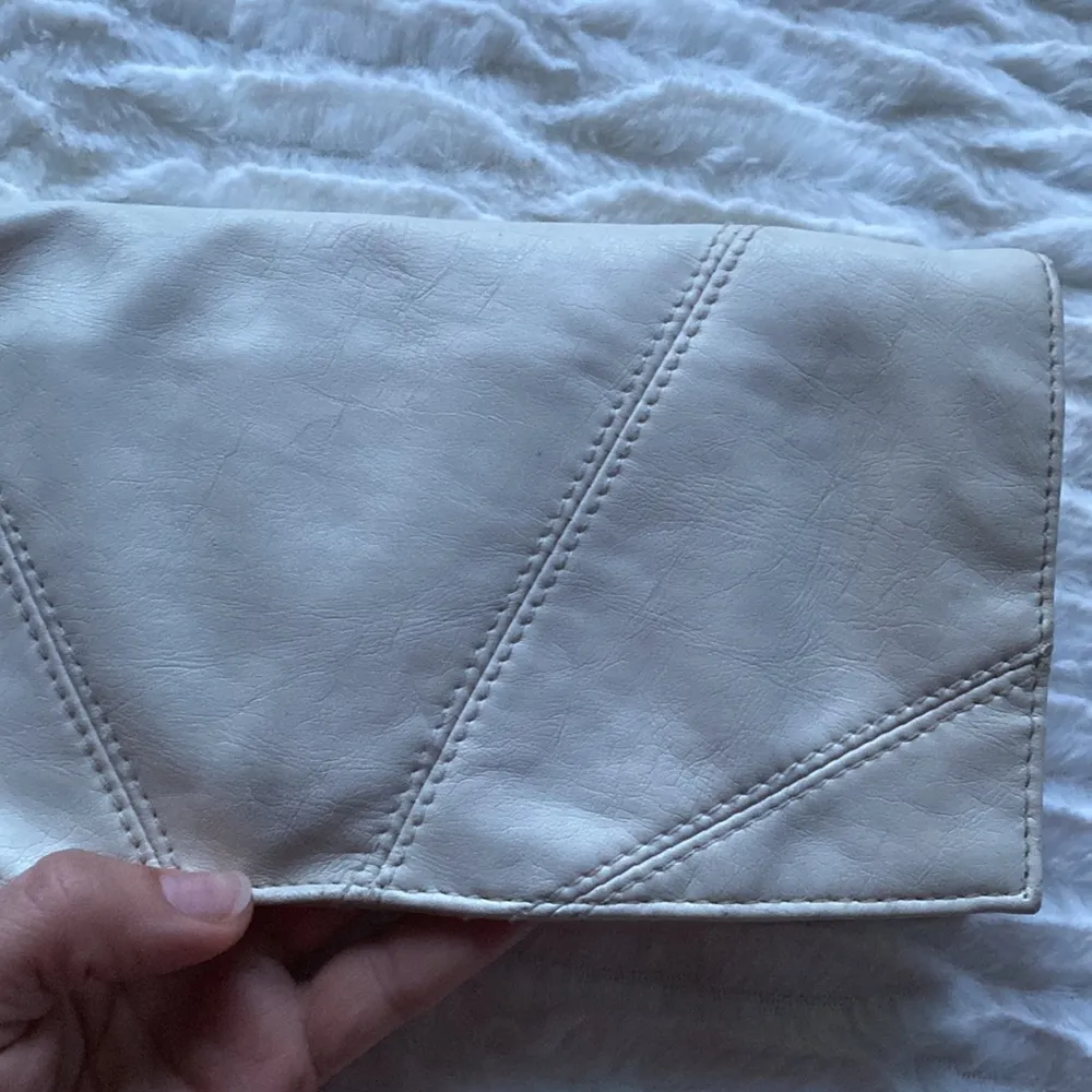 White/cream clutch cute for going out, put your hand through the ring for ease White - Image 2