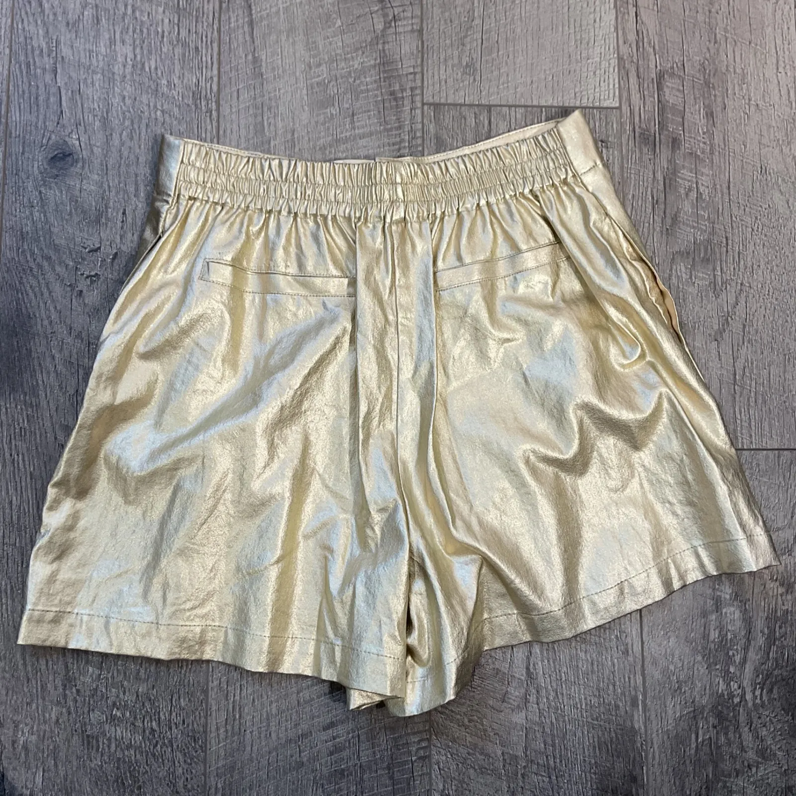 House of Harlow 1960 Gold Foil Pleated High Waisted Shorts Womens Size S - Image 3