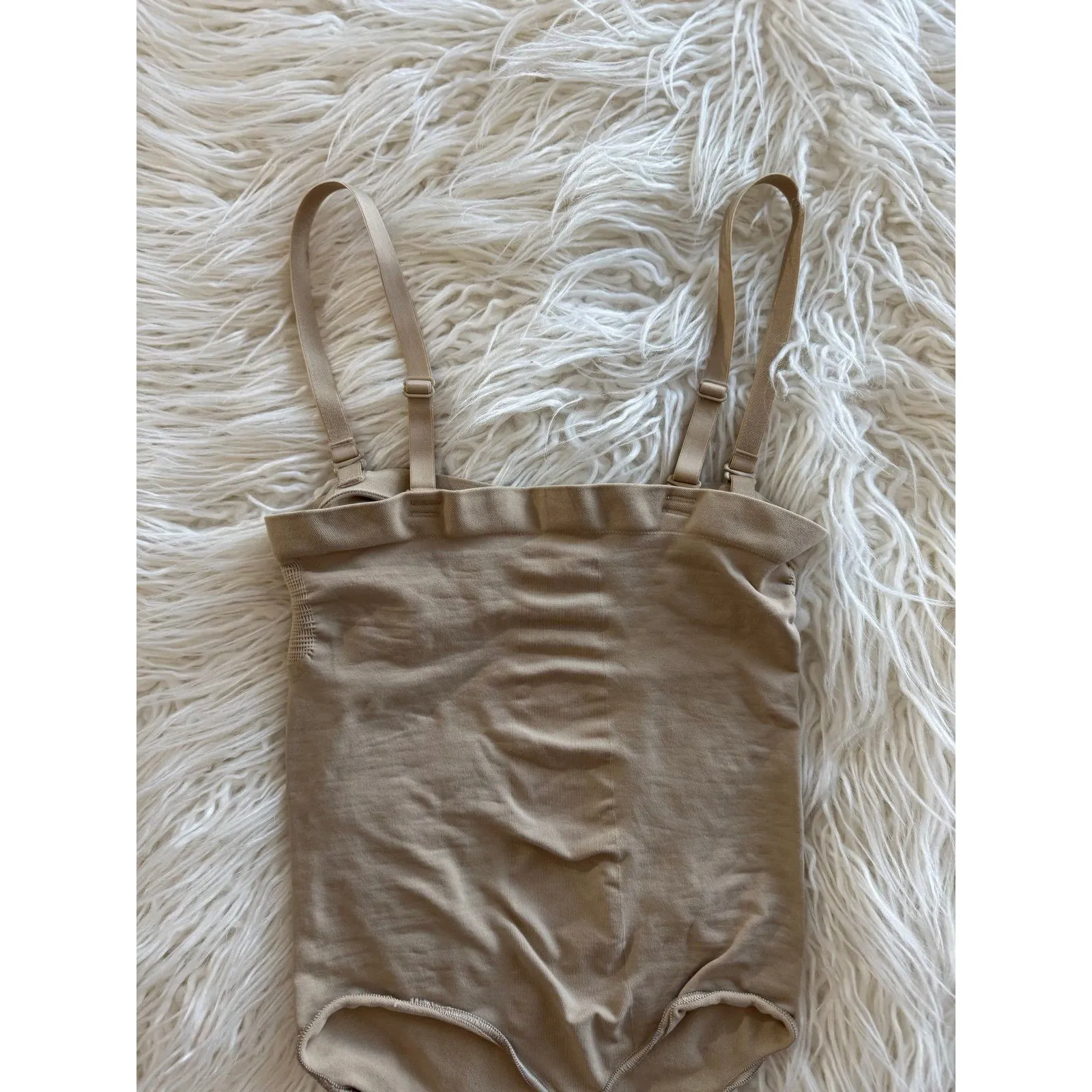 Skims Seamless Sculpt Strapless Thong Bodysuit Clay
Size Large - Image 6