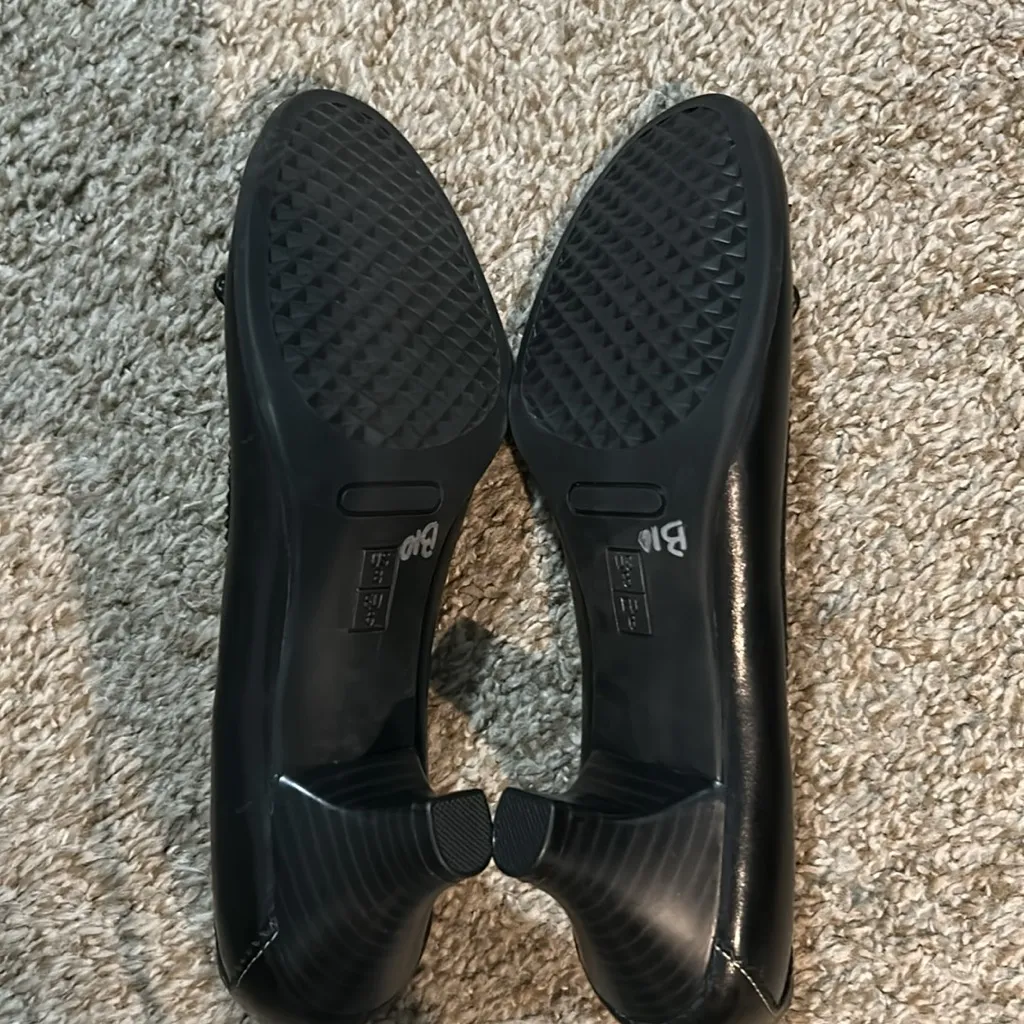 Black Women's Heels with Bow Detail Size 8 - Image 7