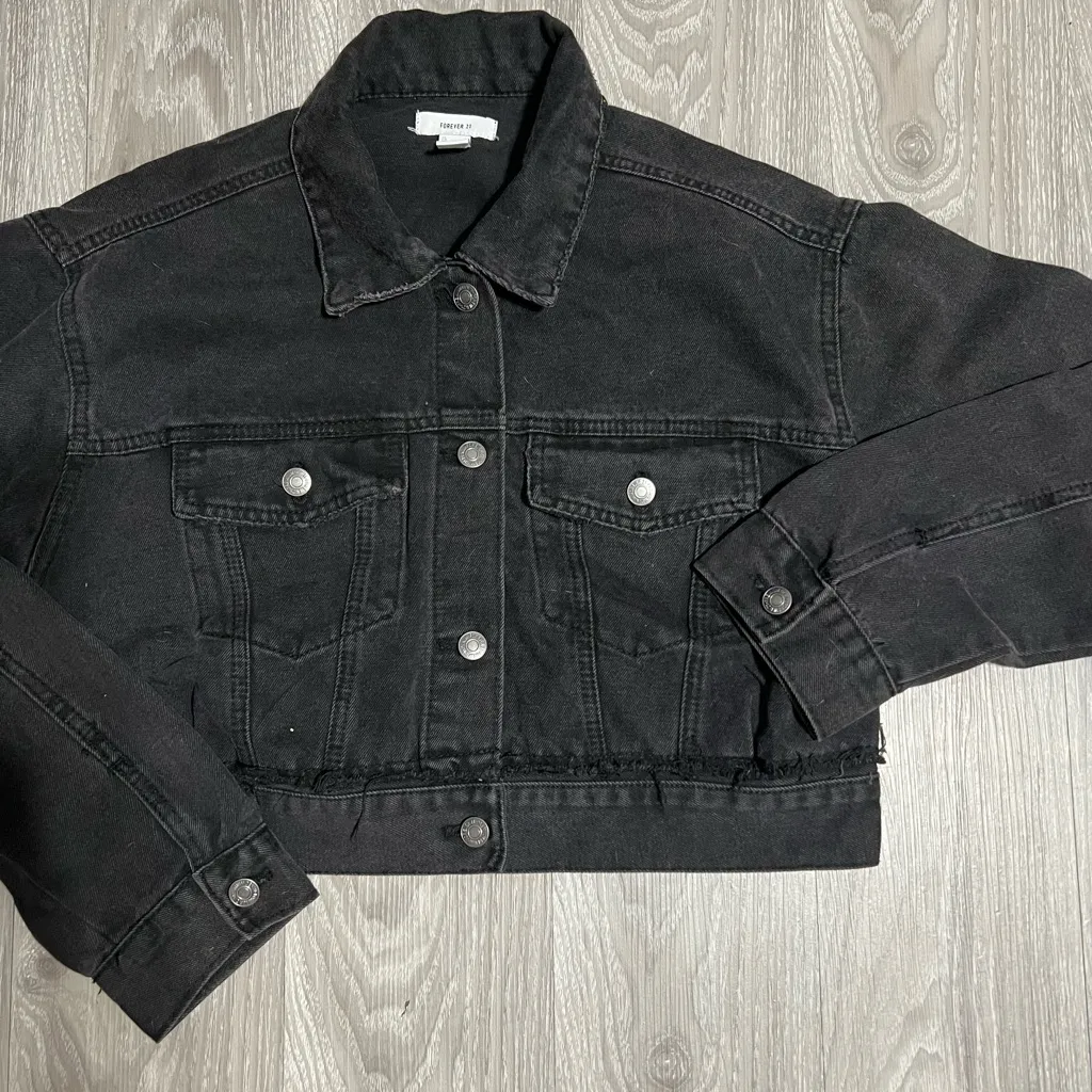 Forever 21 Black Cropped Denim Jacket Size M Button Front - Image 3