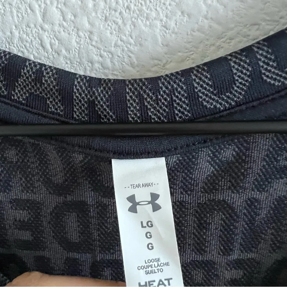 Under Armour Heatgear Loose Graphic Spellout V Neck Top Large - Image 5