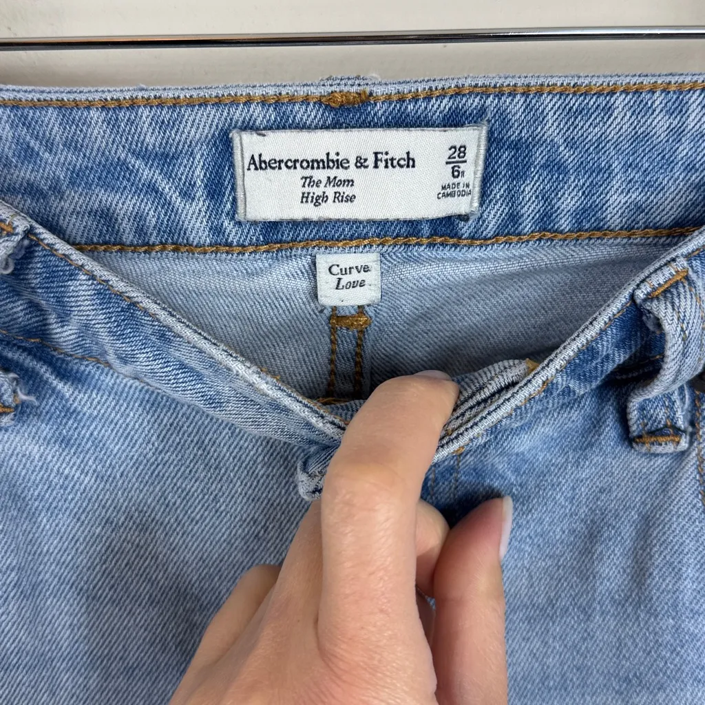 Abercrombie & Fitch Curve Love The Mom High Rise Jeans in Light Blue Size 28/6R - Image 8