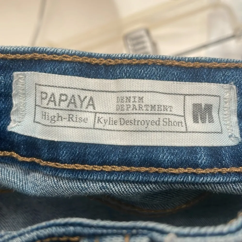 Papaya denim deep blue destroyed distressed shorts cropped size Medium - Image 6