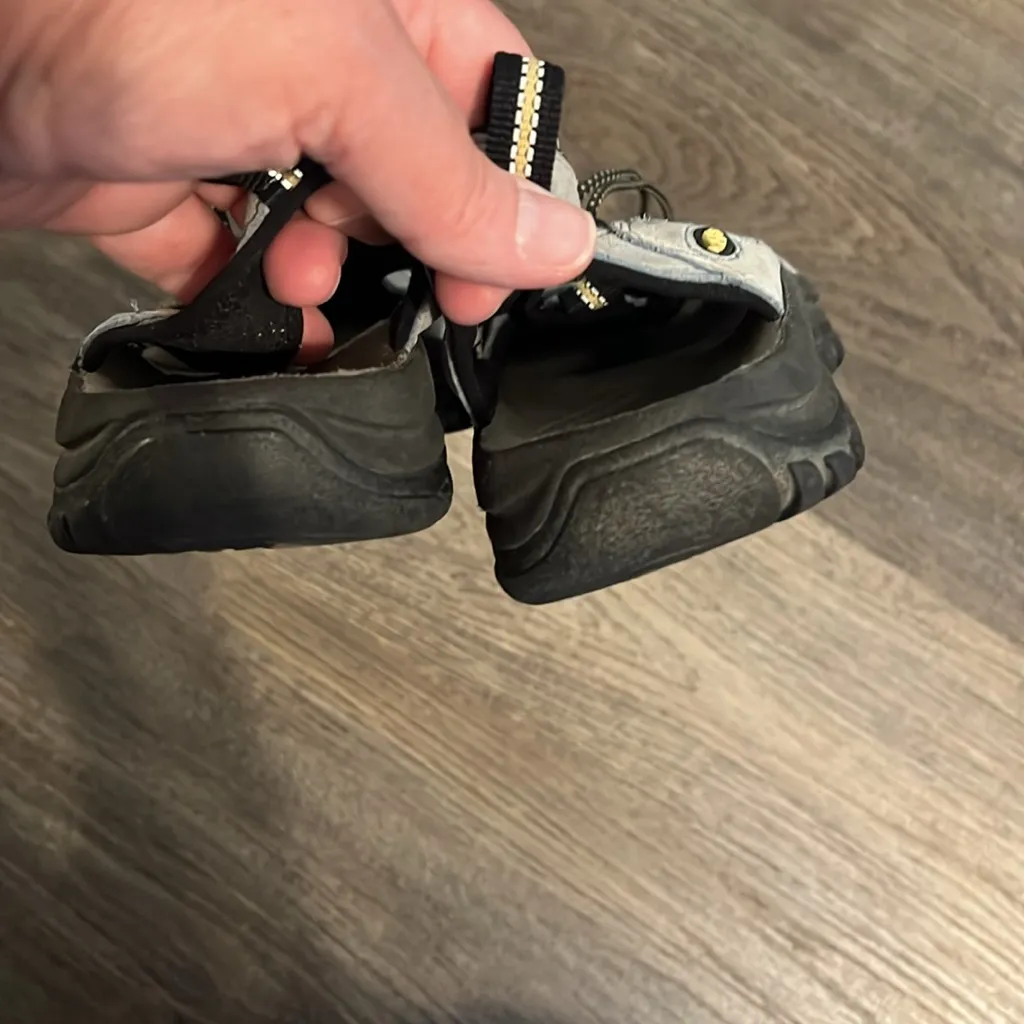 Keen Women's Closed Toe Sandals - light blue/grey w/black sole.  Size 6 - Image 9