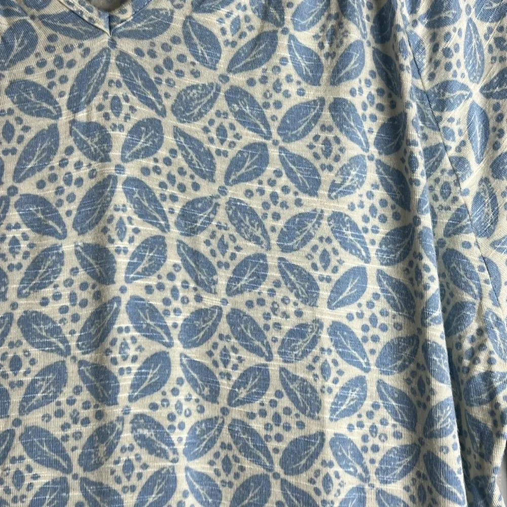 Cactus + Pearl Women’s Blue and White Floral V - Image 3