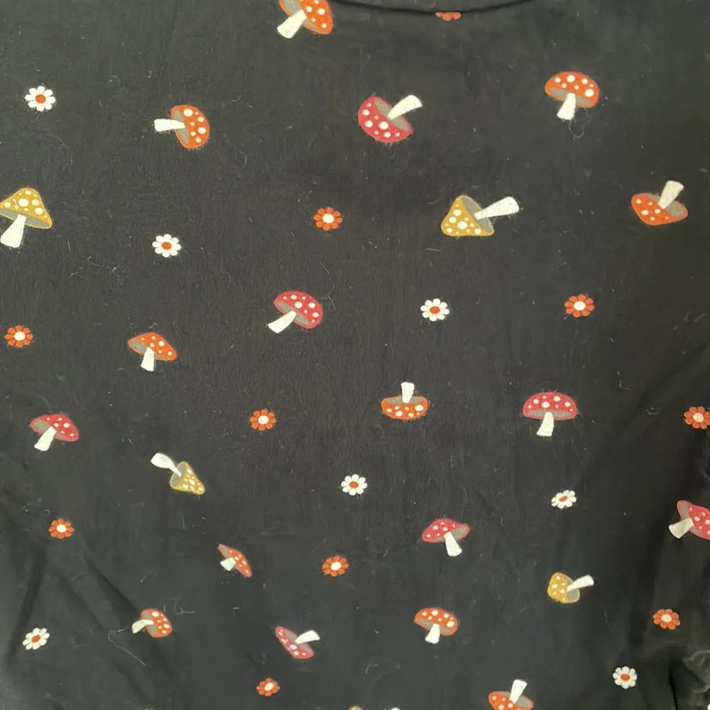 Organic Generation Mushroom Scrunch Tee Medium Black - Image 3