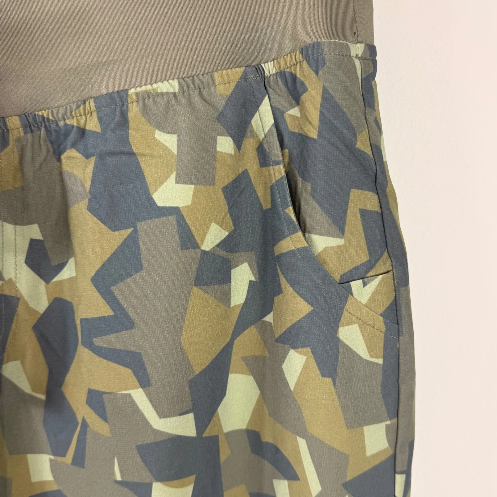 FIGS Technical Zamora Jogger Pants Camouflage Print Cargo Pockets Medum - Image 5