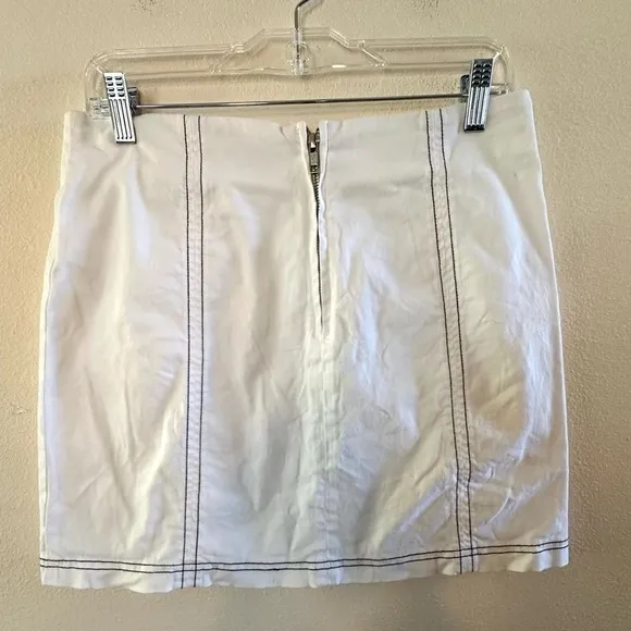 Revolve MinkPink Senses White Denim Mini Skirt black threads back zip sz‎ medium - Image 4