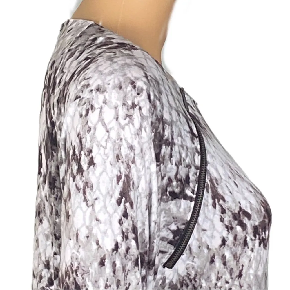 CALVIN KLEIN JEANS white and grey, snakeskin design, jersey t-shirt. Medium. EUC - Image 5