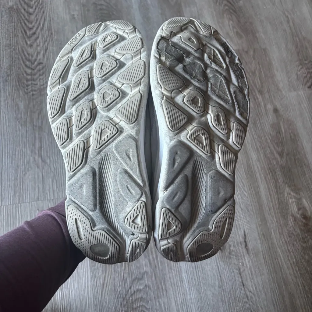 Hoka Clifton 9 size 9 in white - Image 4