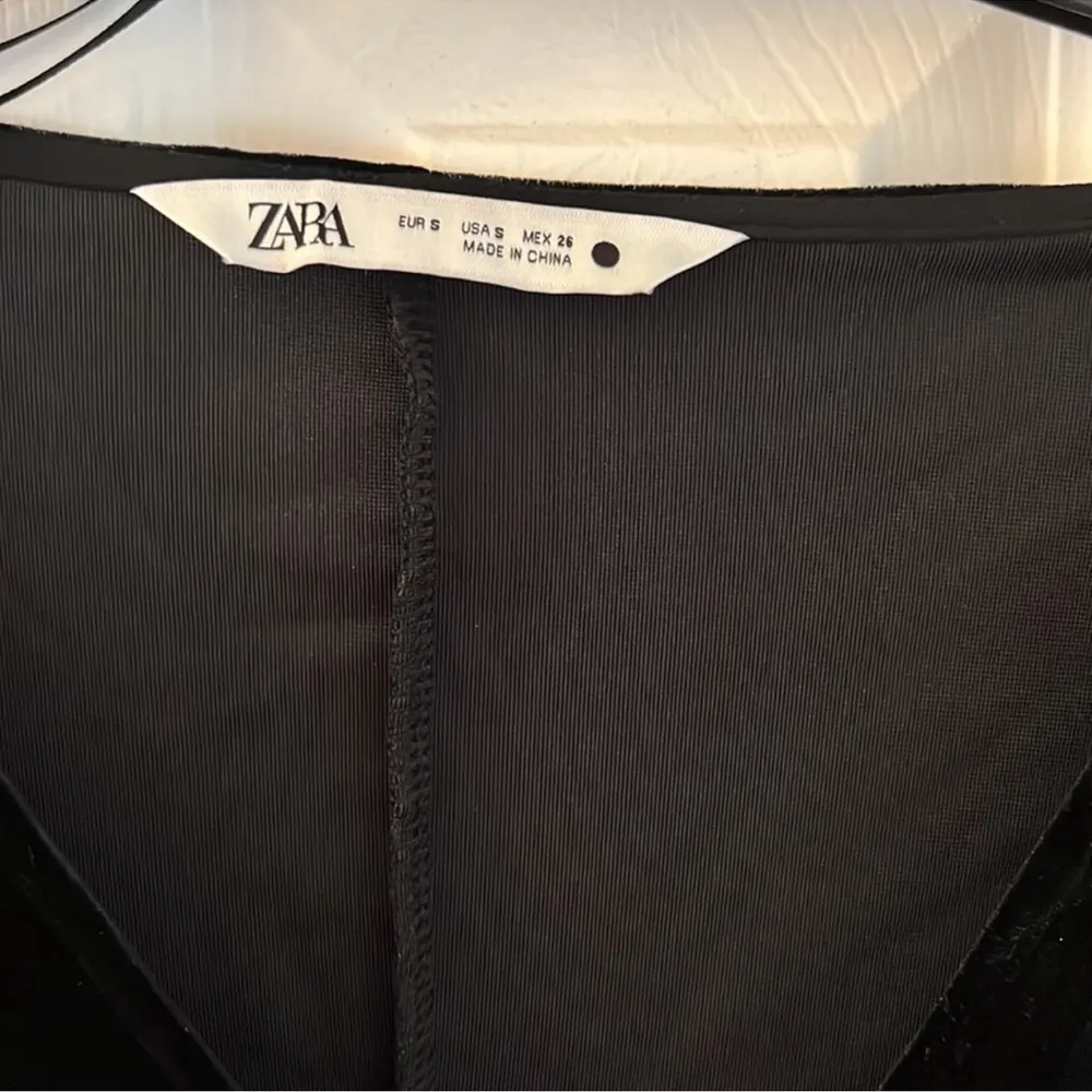 BLACK VELVET MINI DRESS - Image 9