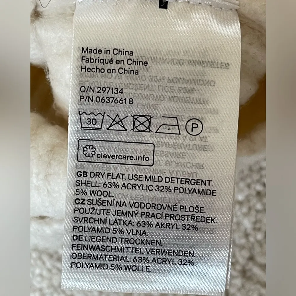 Wool content cream Soft Knit Sweater. Round neck, dropped shoulders. Size Small - Image 6