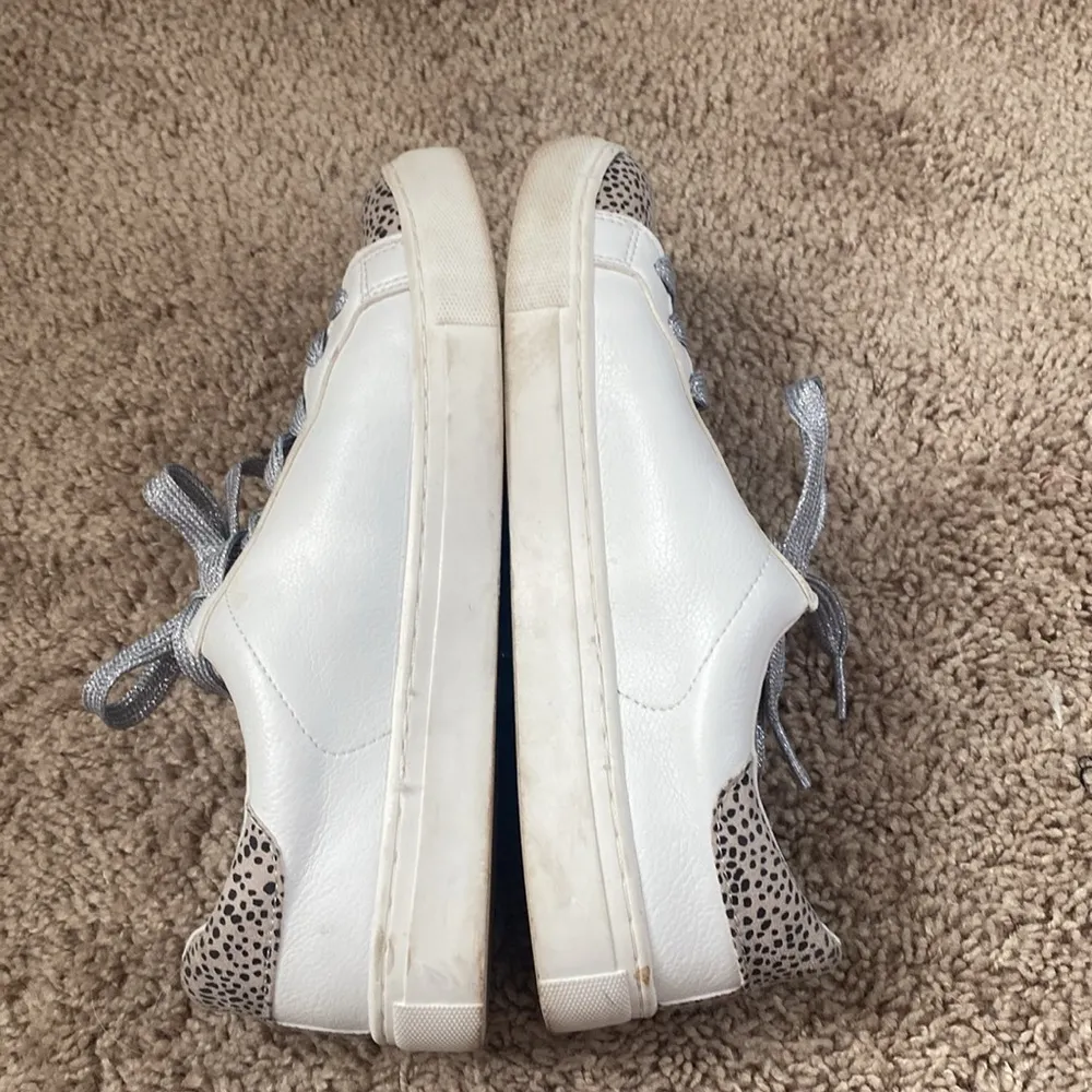 Universal thread star sneaker with leopard print and silver laces - Image 5