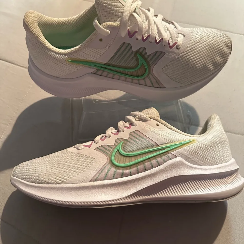 Nike Women's White and Mint Athletic Shoes - Image 5