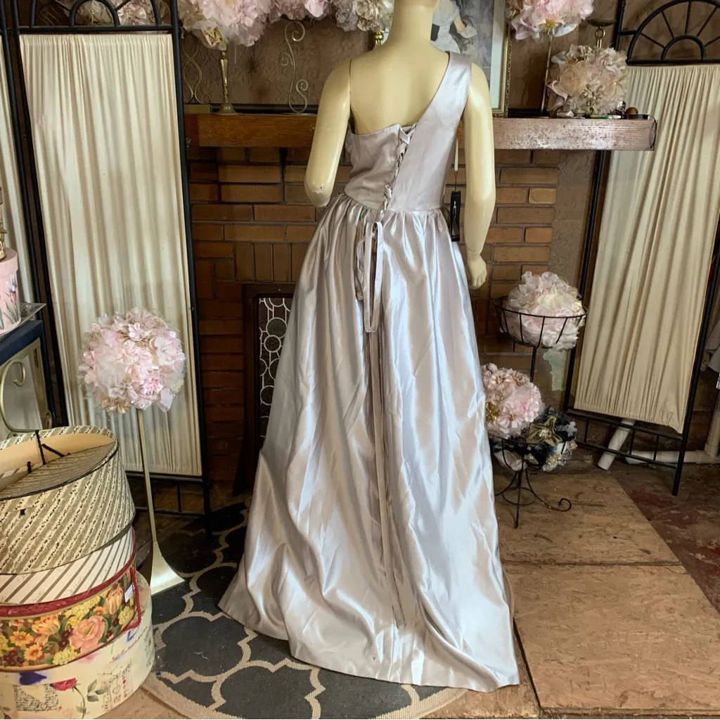 SUZHOU SILVER SATIN SLIT LEG ONE SHOULDER CORSET BACK FORMAL DRESS NWT (1X) - Image 4